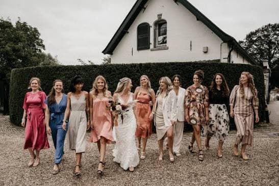 Inspiratie: vrouwen in elegante, gemengde outfits buiten bij een tuinfeest.